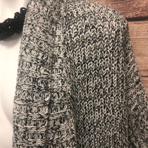 Express hi lo 1/2 sleeve black and white sweater - Picture 4 of 5